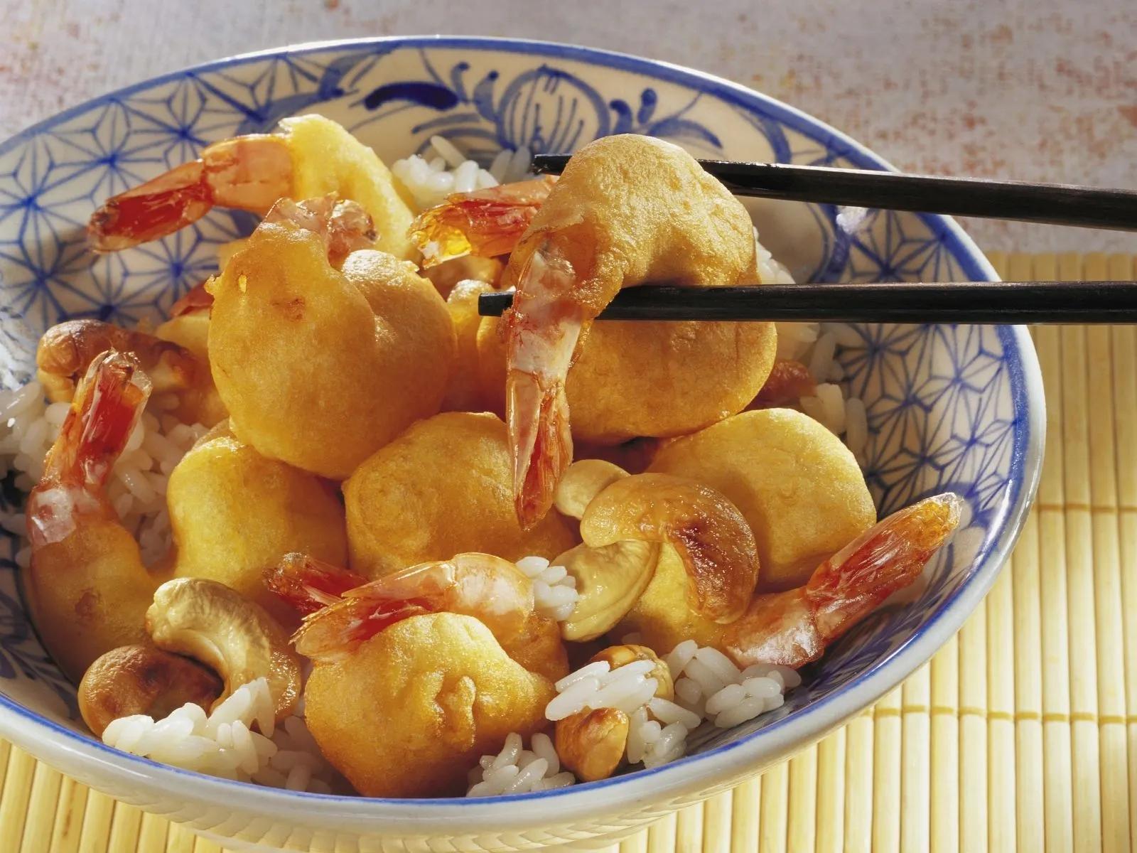 Garnelen im Bachteig mit Cashews und Reis Rezept | EAT SMARTER