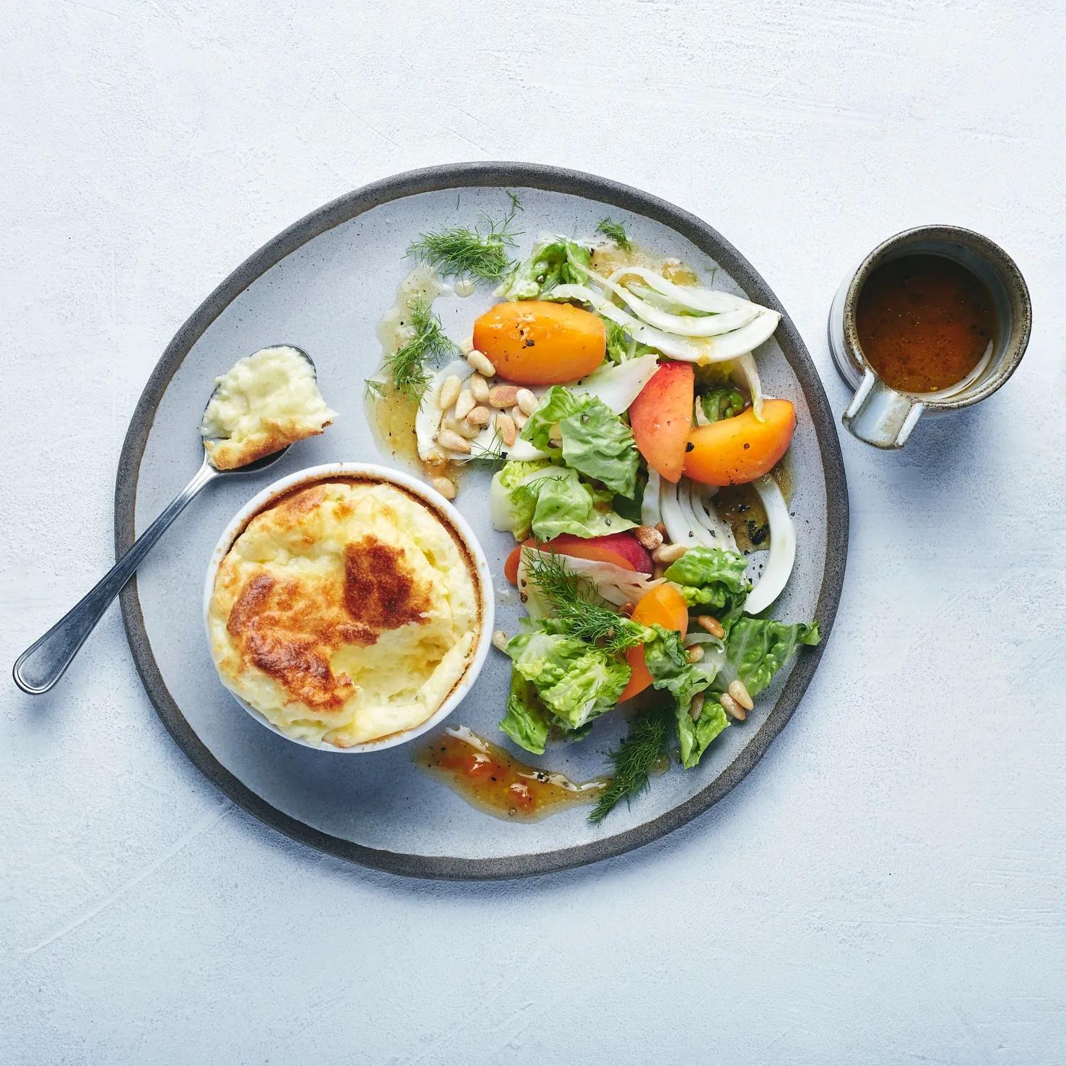 Käsesoufflé mit Aprikosen-Fenchelsalat | ALDI Rezeptwelt