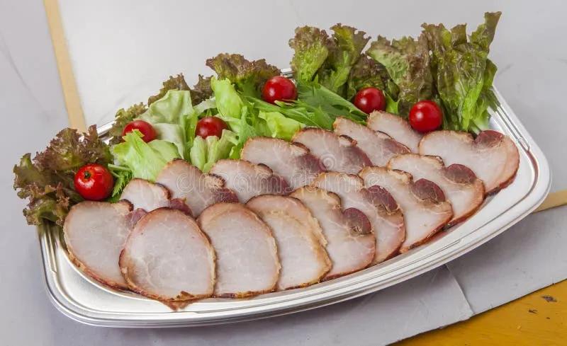 Gegrilltes Schweinefleisch Sortierte Mit Tomaten Und Kopfsalat in Der ...