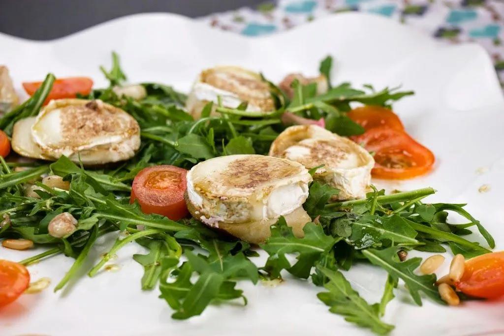 [Low Carb] Rucola-Salat mit gebackenen Birnen-Ziegenkäse-Talern und ...