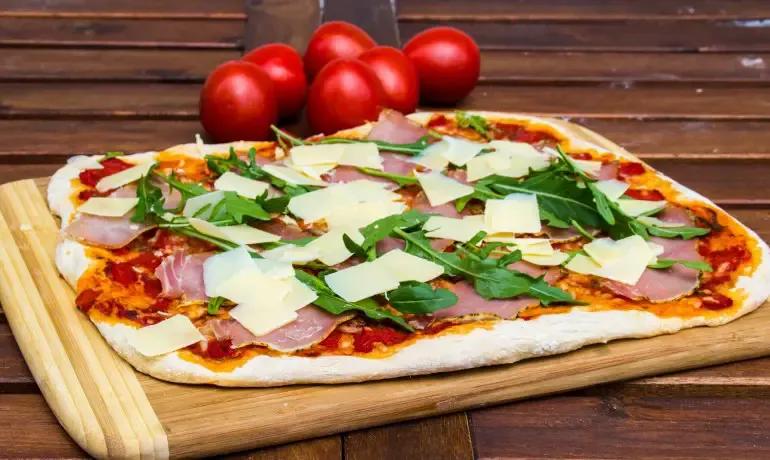 Pizza mit Schinken, Rucola und Parmesan. - Der Bio Koch