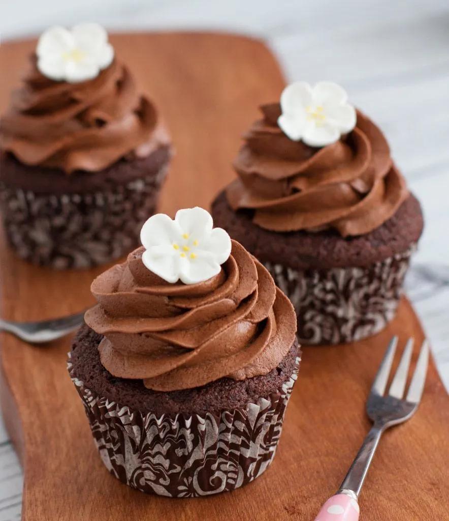 Schokoladen Cup Cakes Mit Schokoladen Buttercreme — Rezepte Suchen