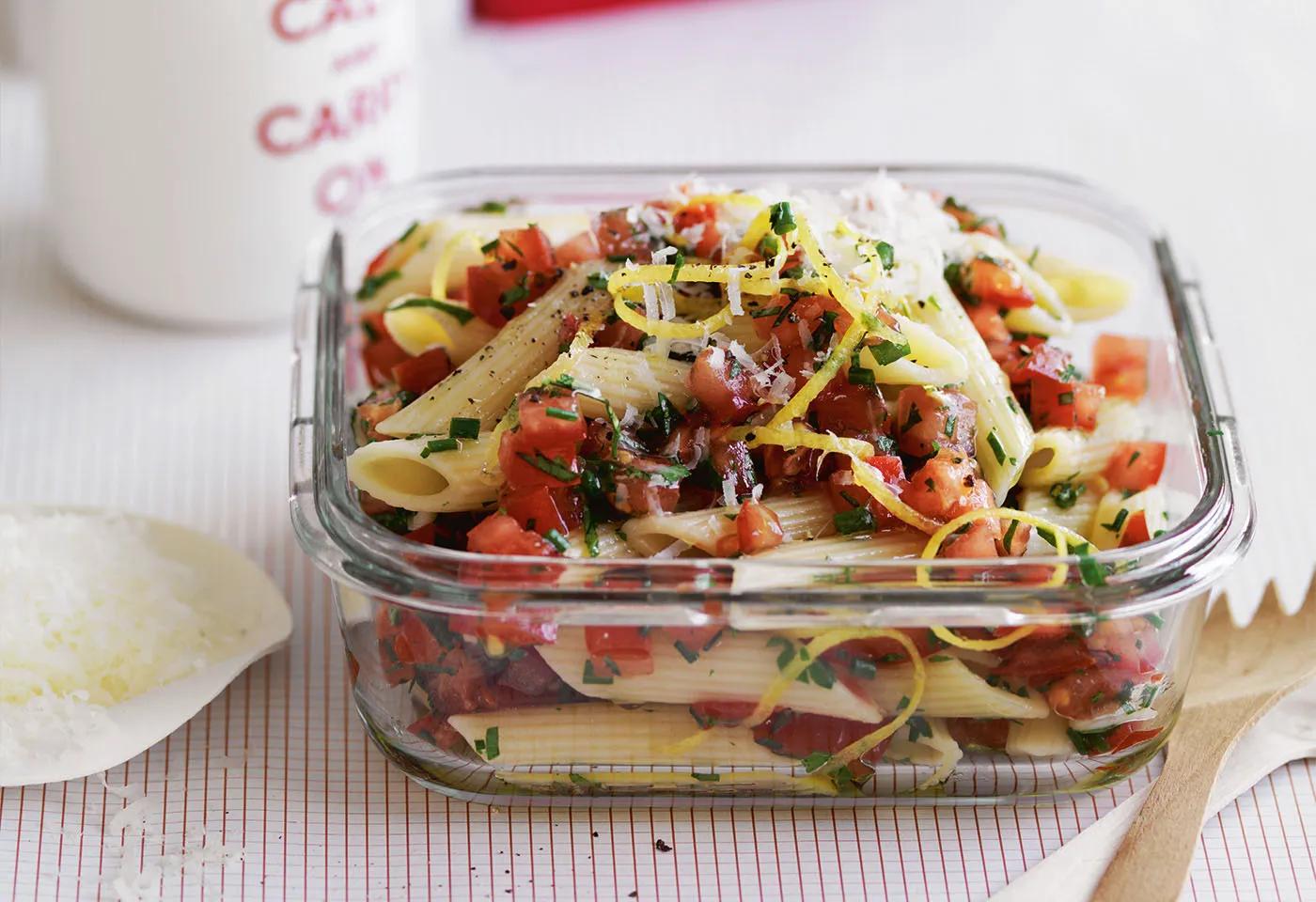 Pastasalat mit Tomaten und frischen Kräutern | Frisch Gekocht