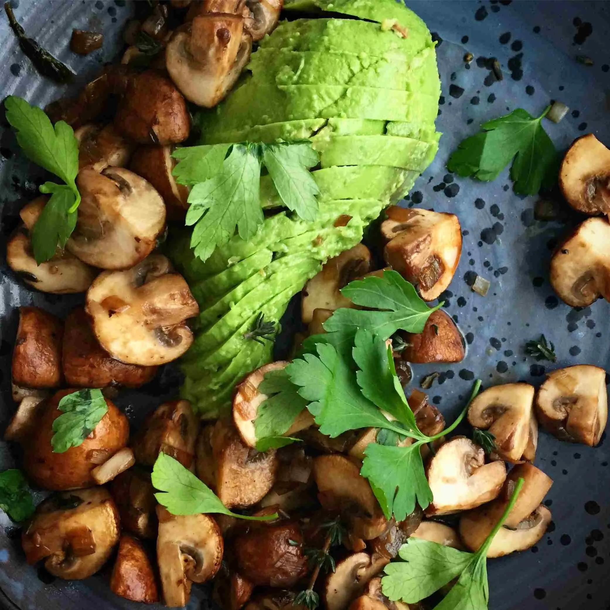 Gebakken champignons met avocado - Liefde voor lekkers