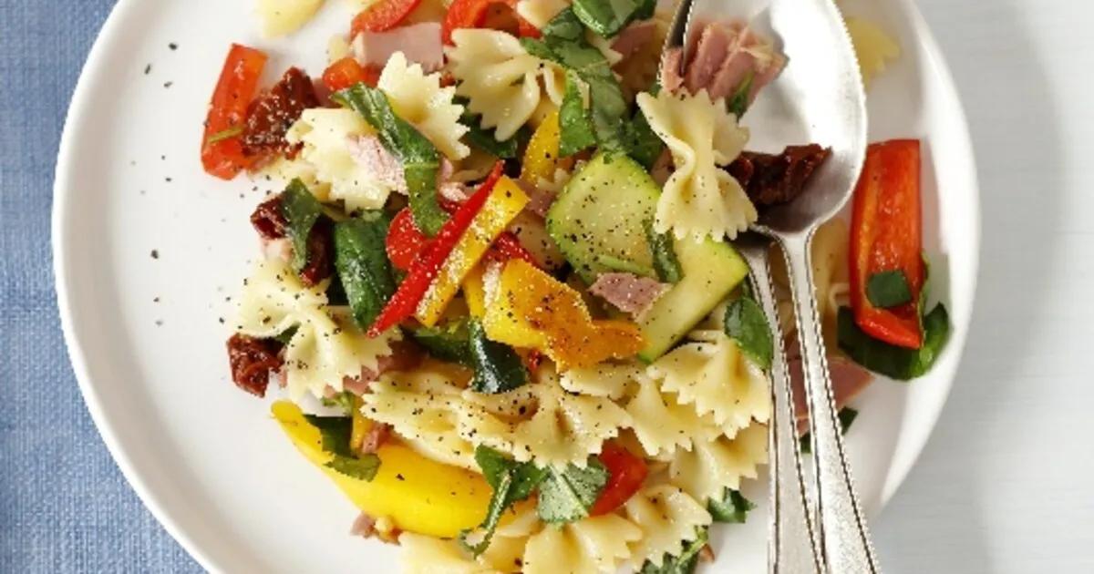 Italienischer Farfalle-Salat mit buntem Gemüse und Rohschinken ...