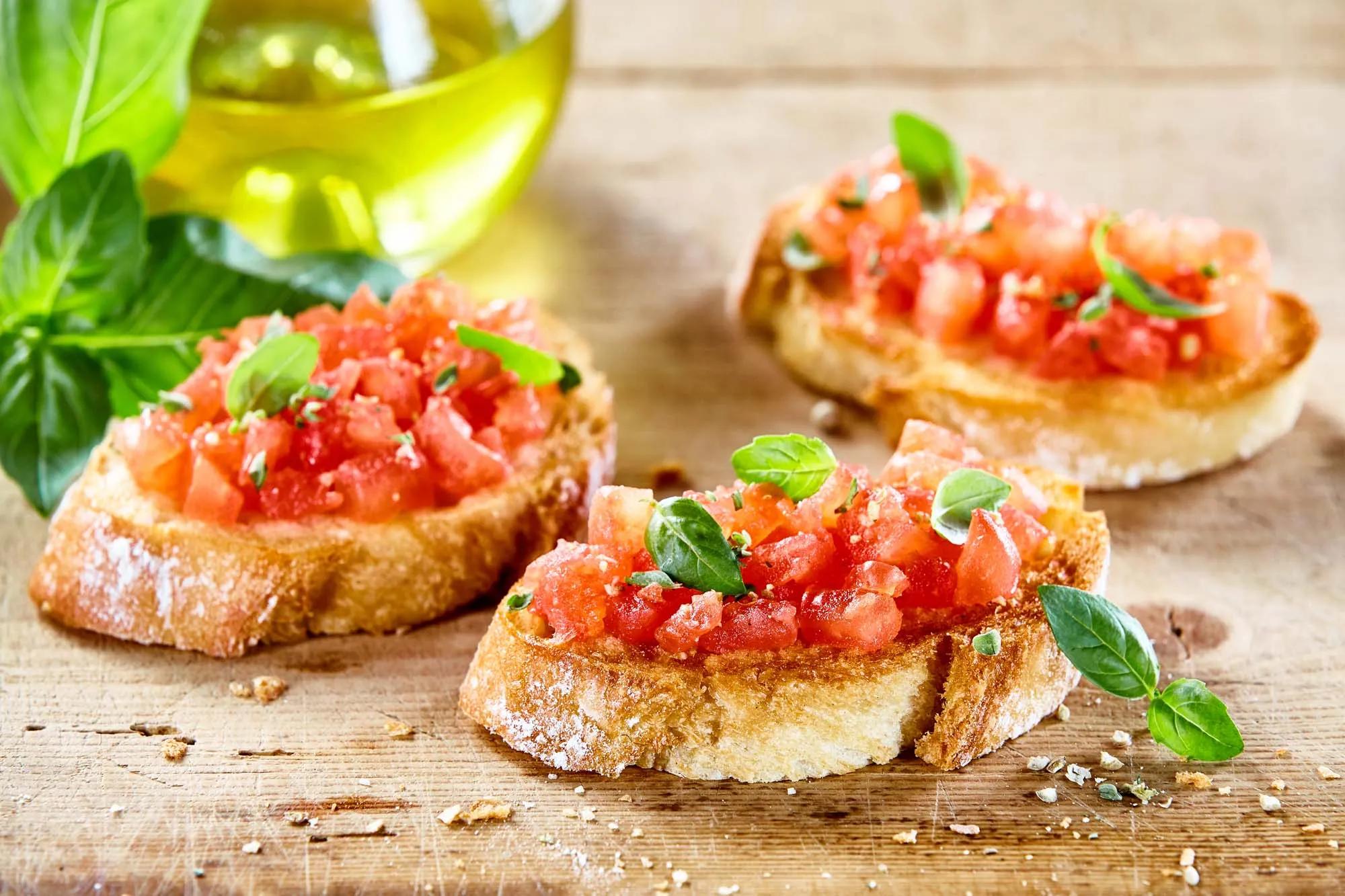 Bruschetta Med Tomat Basilikum Og Hvidl G Mad Ideer Mad Og Drikke | Hot ...