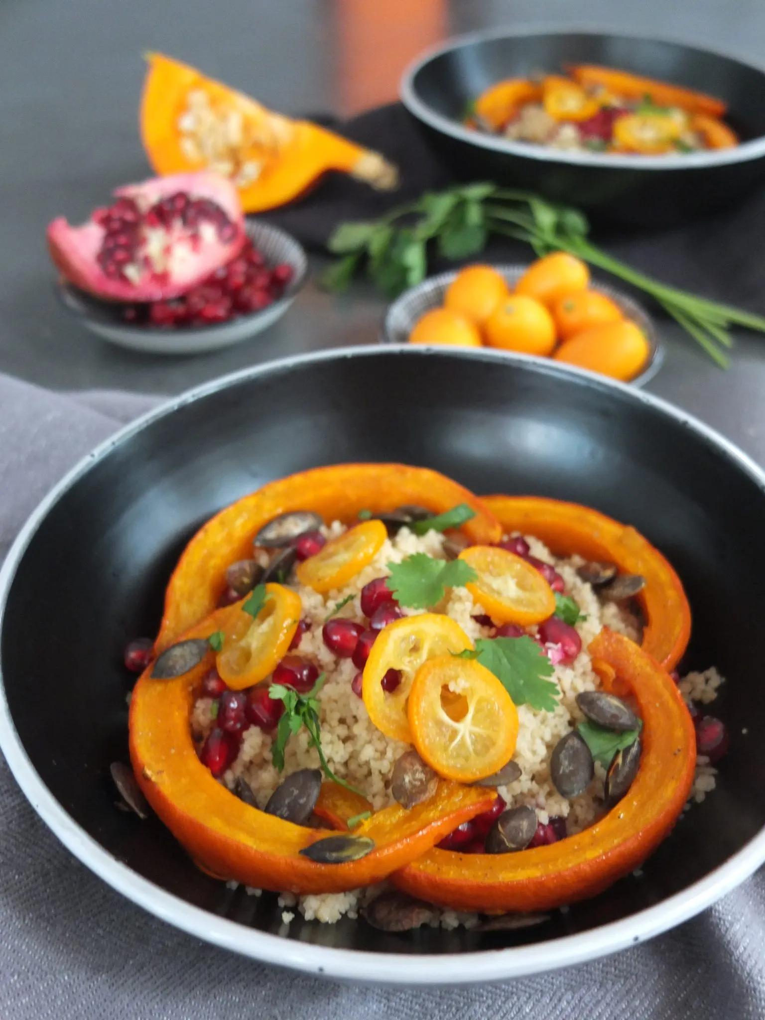 Buddha-Bowl: Granatapfel-Couscous mit Ofen-Kürbis, Kumquats und ...