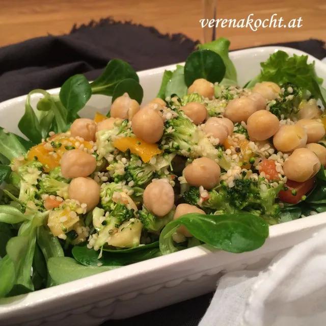 Veganer Rohkostsalat mit Brokkoli und Bio-Hanfnüssen (oder) Ich freunde ...