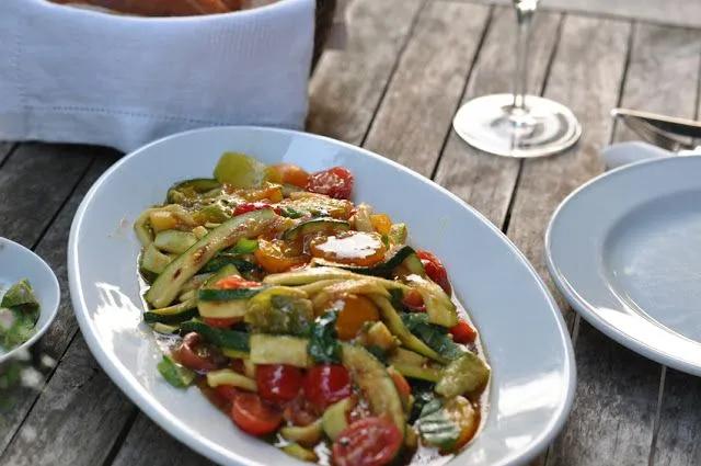 Salat mit gegrillten Zucchini und Tomaten | Zucchini, Zucchini grillen ...