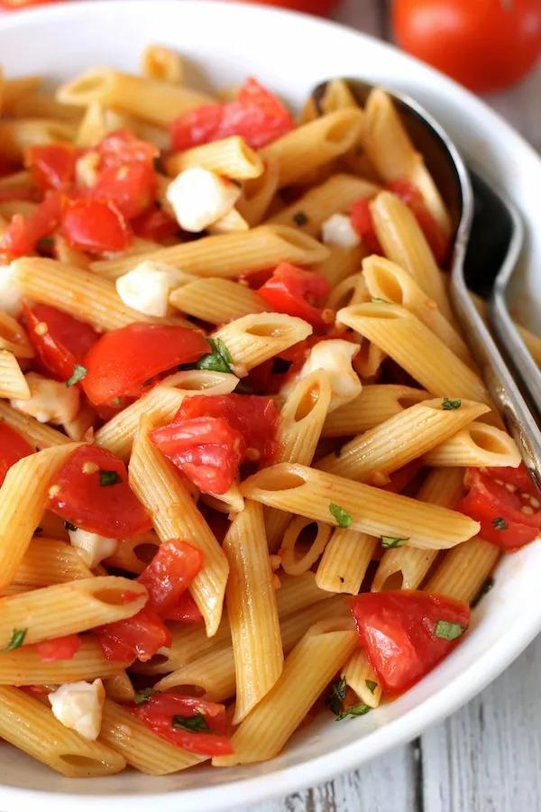 Pasta with fresh tomato sauce and mozzarella - Green Valley Kitchen