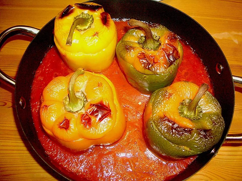 Gefüllte Paprika in Tomatensoße von mima53 | Chefkoch.de
