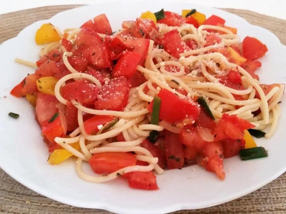 Spiralnudeln mit Paprika - Tomatensoße von cbelana| Chefkoch