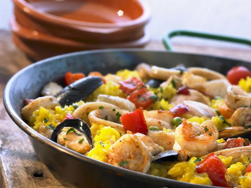 Klassische Meeresfrüchte-Paella Rezept | EAT SMARTER