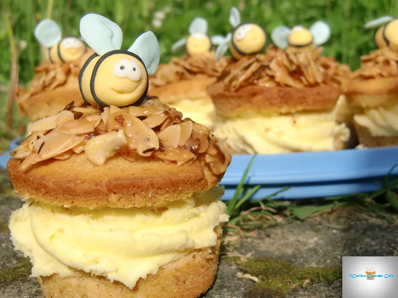 Céciles Cupcake Café: Bienenstich-Cupcakes mit Puddingcreme