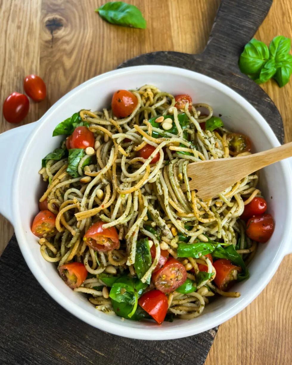 Spaghetti Salat mit Pesto (schnelles Rezept) - Foodwerk