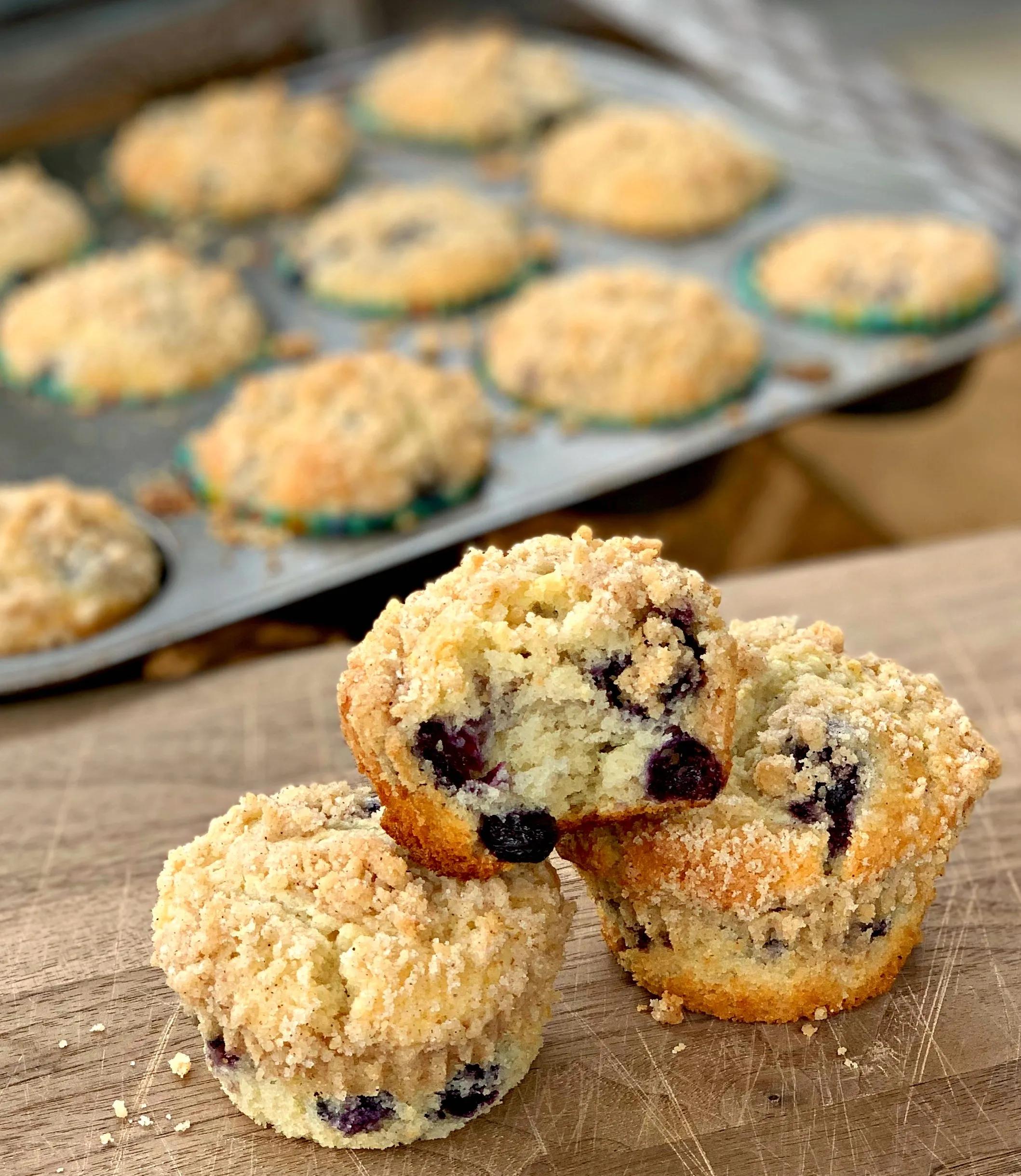 Streusel Topped Blueberry Muffins - The Cookin Chicks