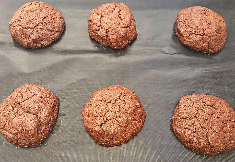 Vegane American Schoko-Cookies mit gehackten Mandeln von Froilein ...