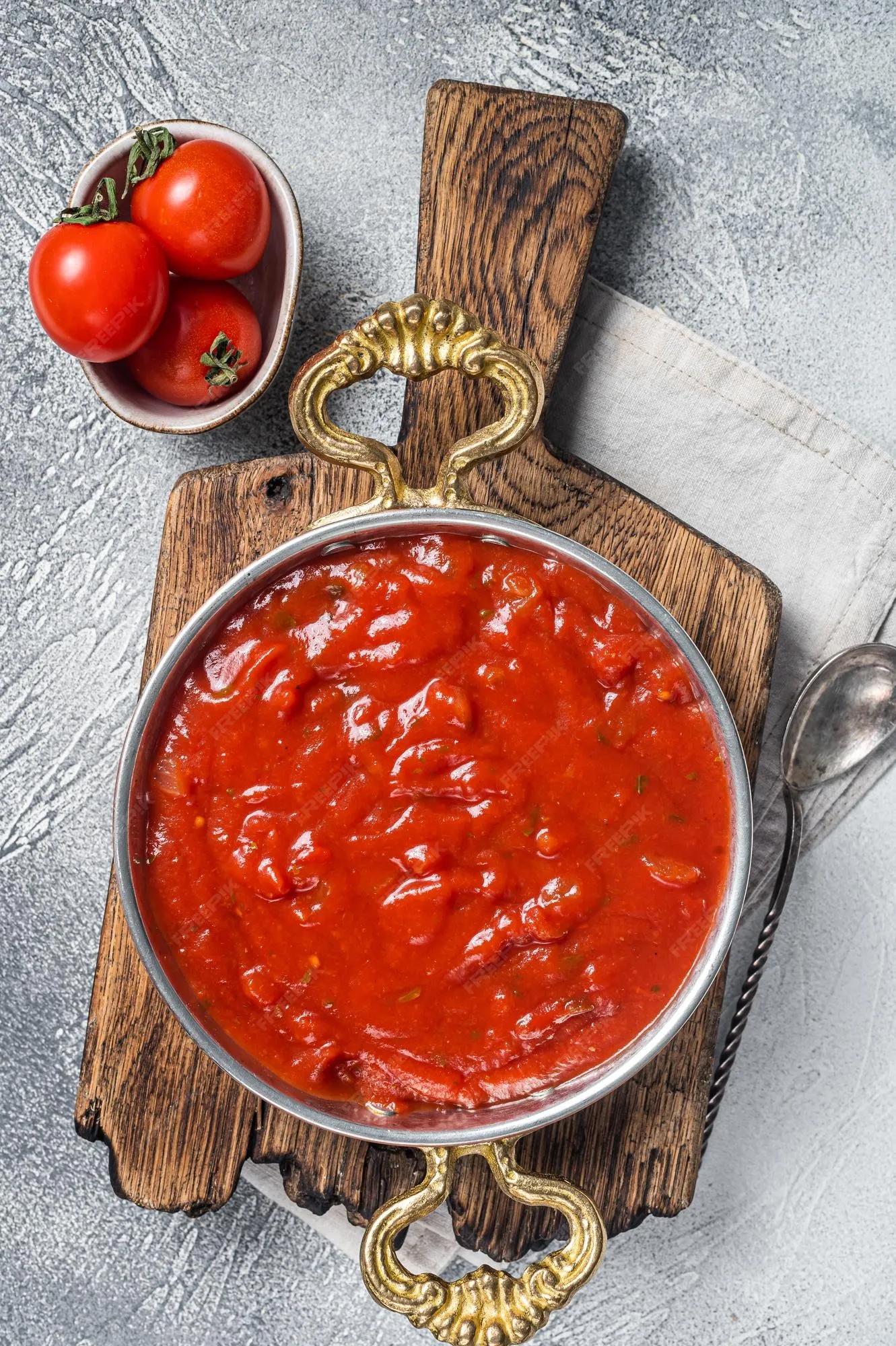 Klassische italienische tomatensauce mit basilikum für pasta und pizza ...