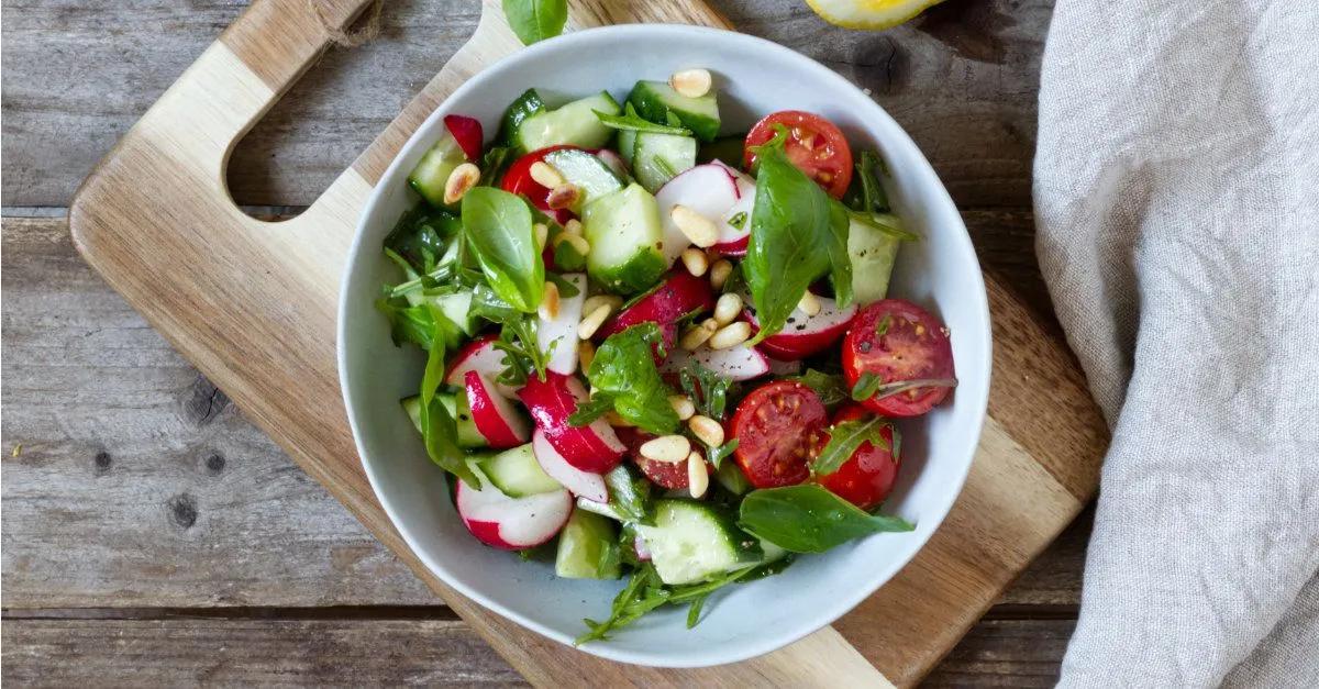 Gurken-Radieschen-Tomaten-Salat Rezept | EAT SMARTER