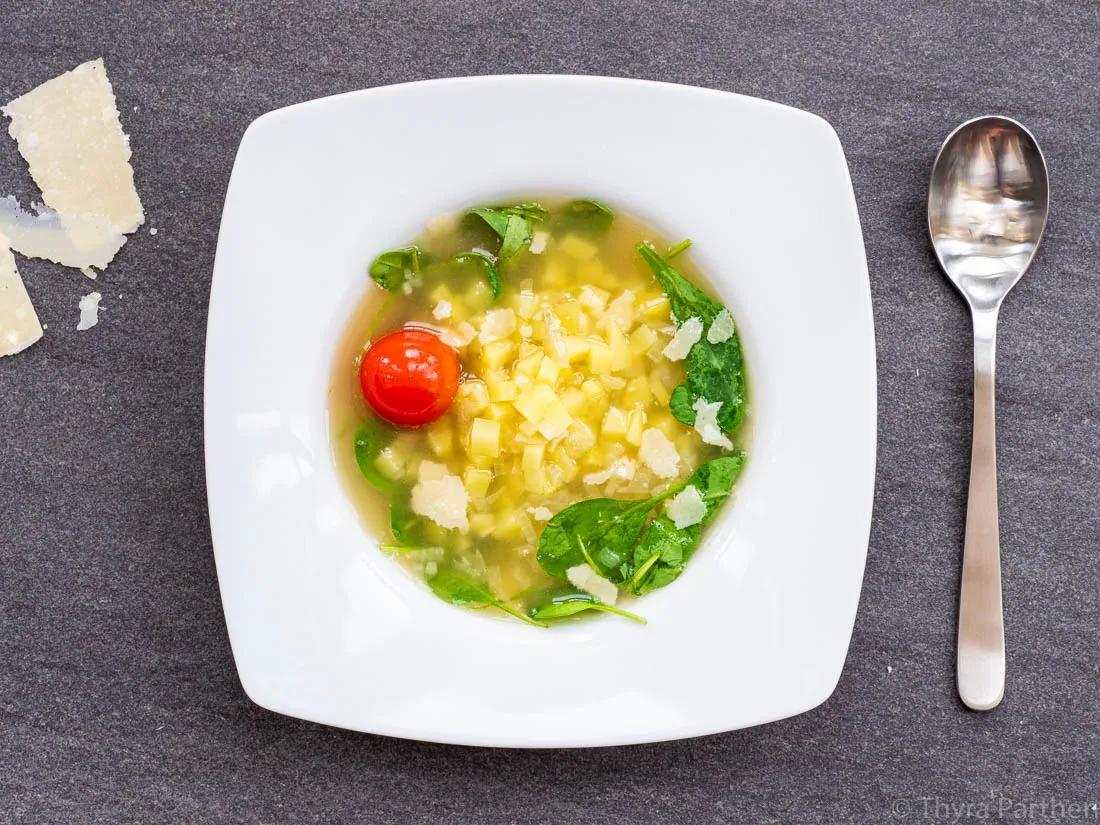 Leichte Suppe mit Kartoffeln, Spinat und Parmesan - Suppenblog