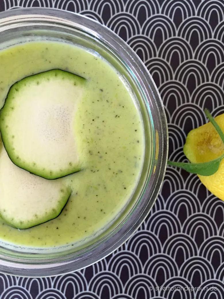 Kalte Zucchini-Joghurt-Suppe - Stilettos &amp; Sprouts | Zucchini ...