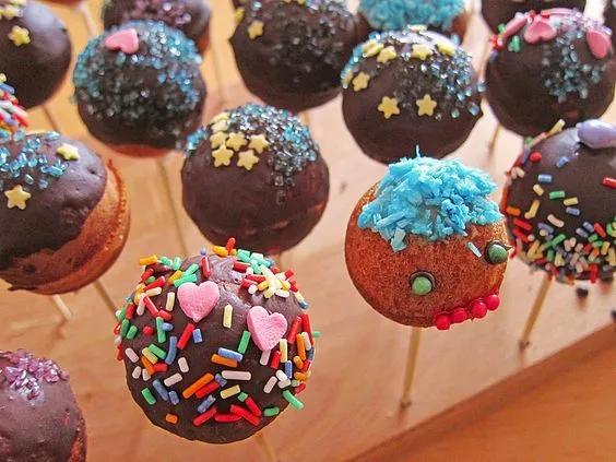 Cake Pops aus dem Cake Pop Maker 1 Macarons, Muffins, Vons, Desserts ...