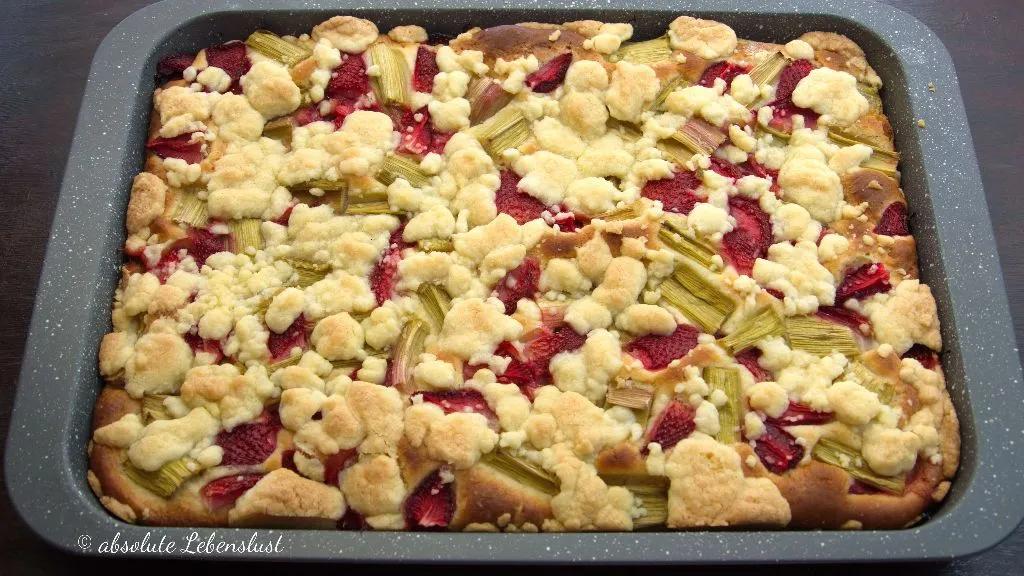 Erdbeer Rhabarber Kuchen backen | Rhabarberkuchen mit Streuseln auf ...