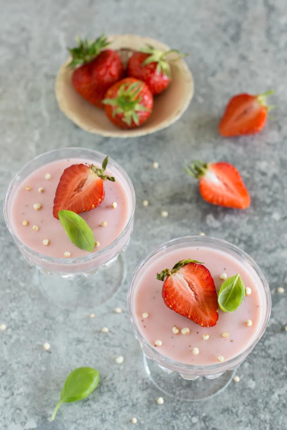 Sommerliches Dessert im Glas: Leichte Erdbeercreme | LieberBacken