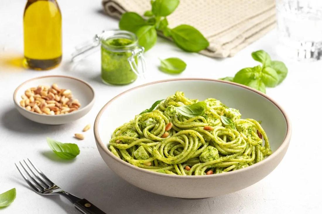 Einfacher Spaghetti-Salat mit Pesto und Feta | Crane Cuisine