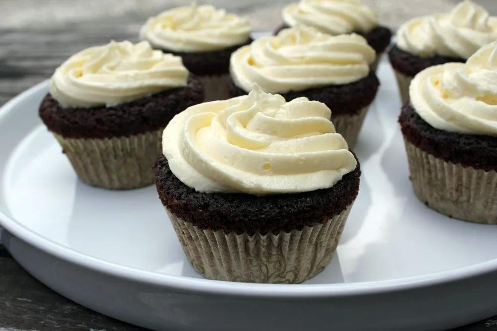 Red Velvet Cupcakes mit weißer Schokoladen-Buttercreme | Lebensmittel ...