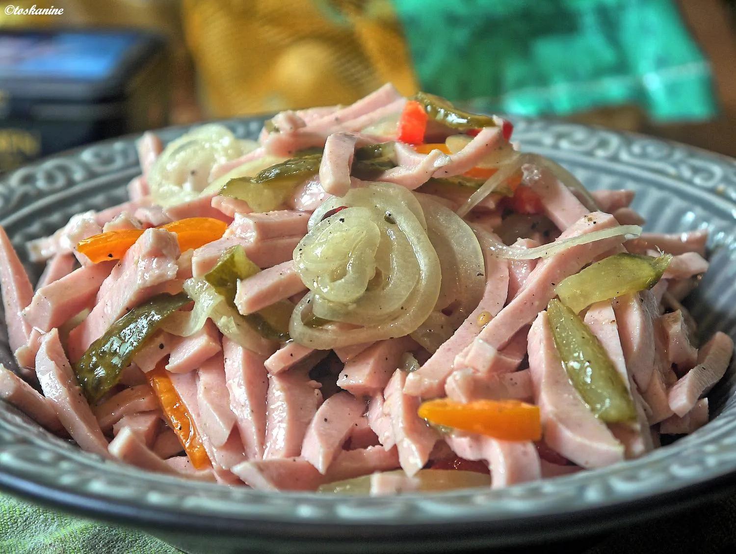 Wurstsalat mit Salat und Lyoner Fleischwurst - Rezept mit Bild - kochbar.de