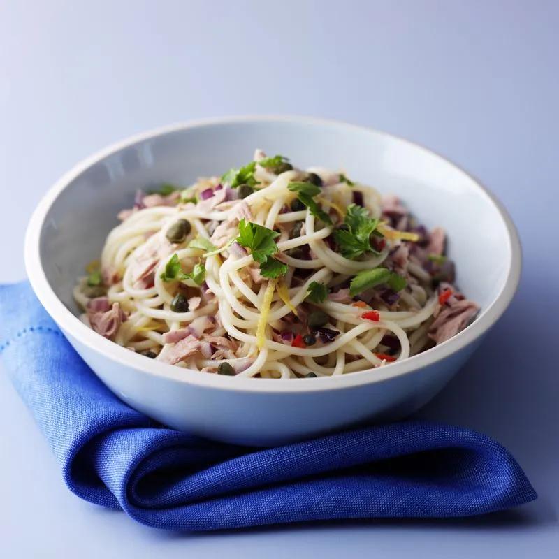 Schnelle Spaghetti mit Thunfisch, Kapern und Chili Rezept | WW ...