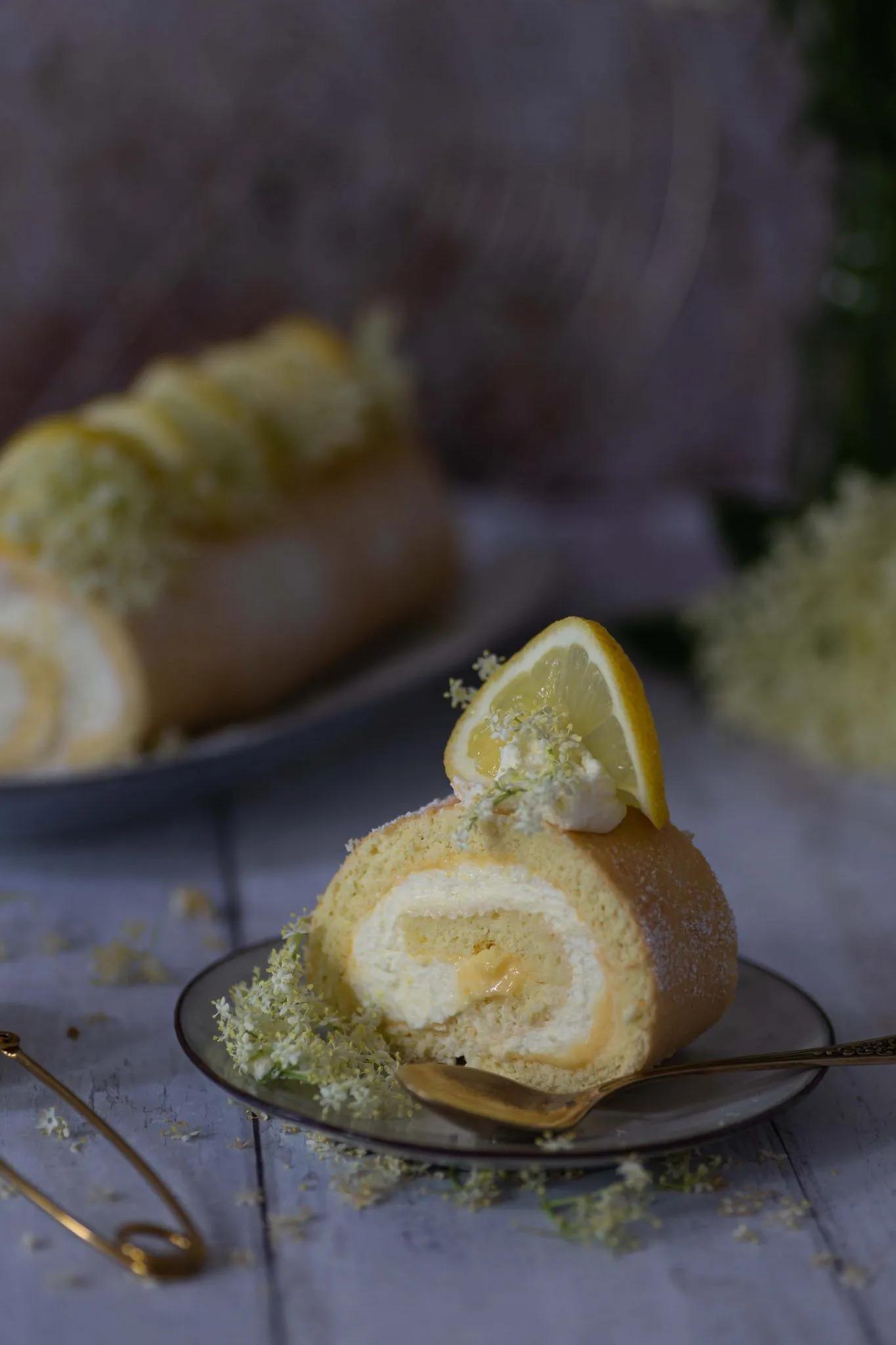 Zitronenrolle | Zitronige Biskuitrolle mit Lemon Curd – La Crema ...