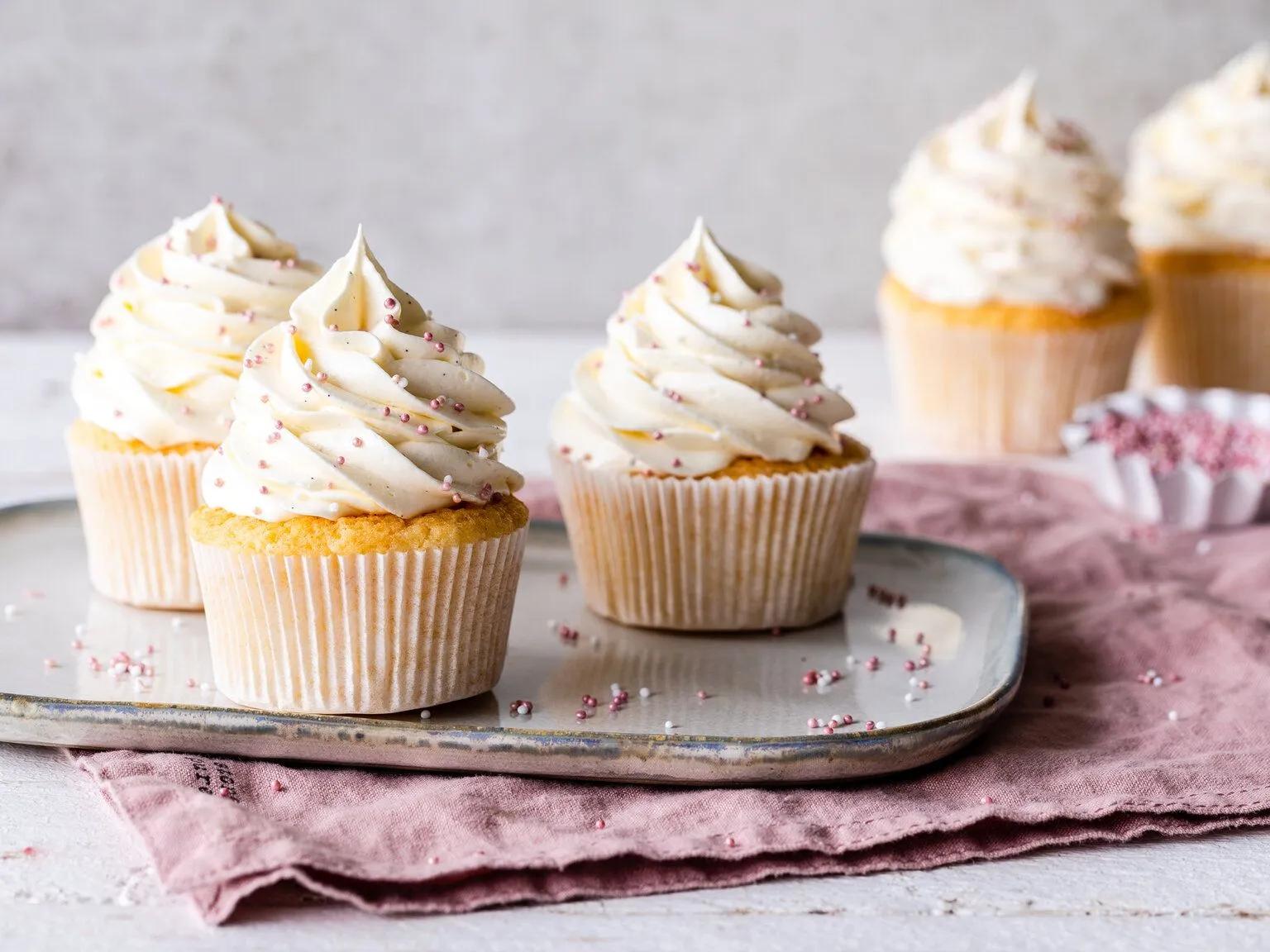 Vanille-Cupcakes mit leckerer Buttercreme Cupcake Frosting, Cupcake ...