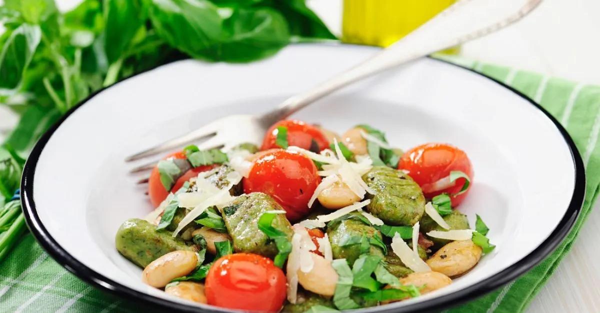 Grüne Gnocchi mit Bohnen, Tomaten und Parmesan Rezept | EAT SMARTER