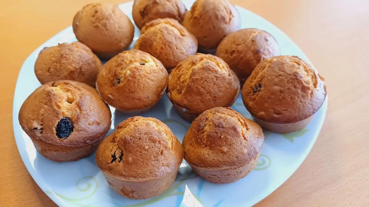 Rosinen-Muffins - einfach &amp; lecker - YouTube