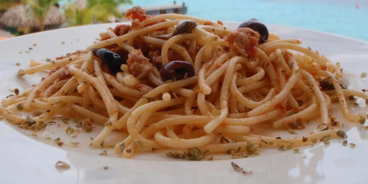 PIZZA ZUM FRÜHSTÜCK: SPAGHETTI MIT THUNFISCH, OLIVEN UND KAPERN