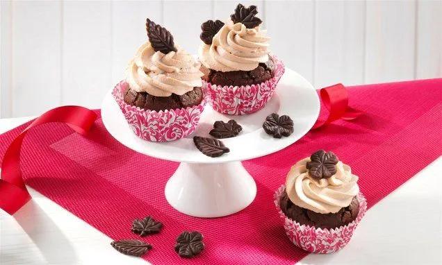 Schoko-Cupcakes mit Sahnehaube | Rezept | Schoko cupcakes rezept ...