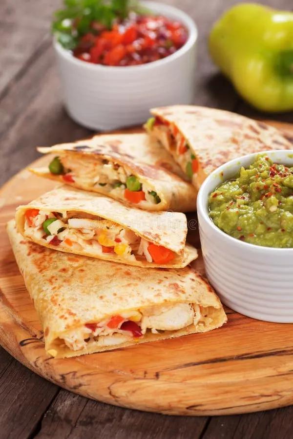 Quesadillas Mit Hühnerfleisch Und -gemüse Stockfoto - Bild von nahrung ...