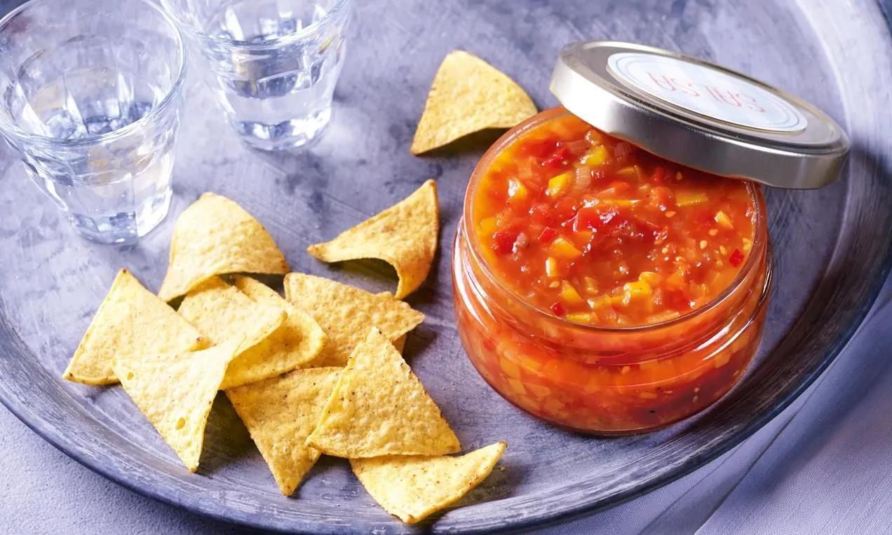 Tomaten-Paprika-Salsa Rezept: Eine scharfe Soße aus Tomaten und Paprika ...
