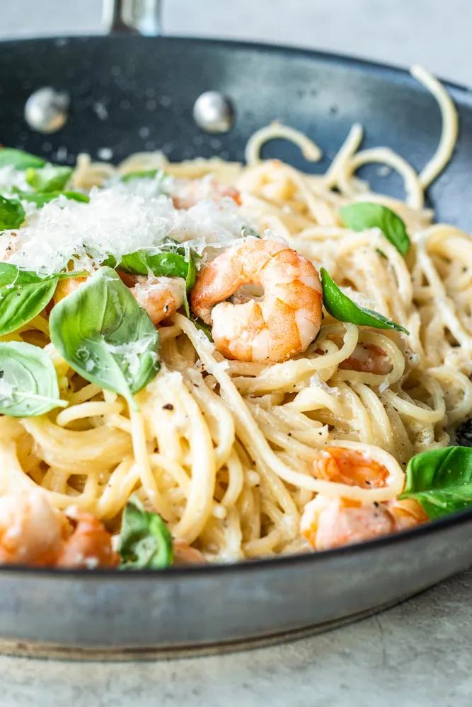 EINFACHE SPAGHETTI MIT GARNELEN UND KNOBLAUCH (UNFASSBAR LECKER!)