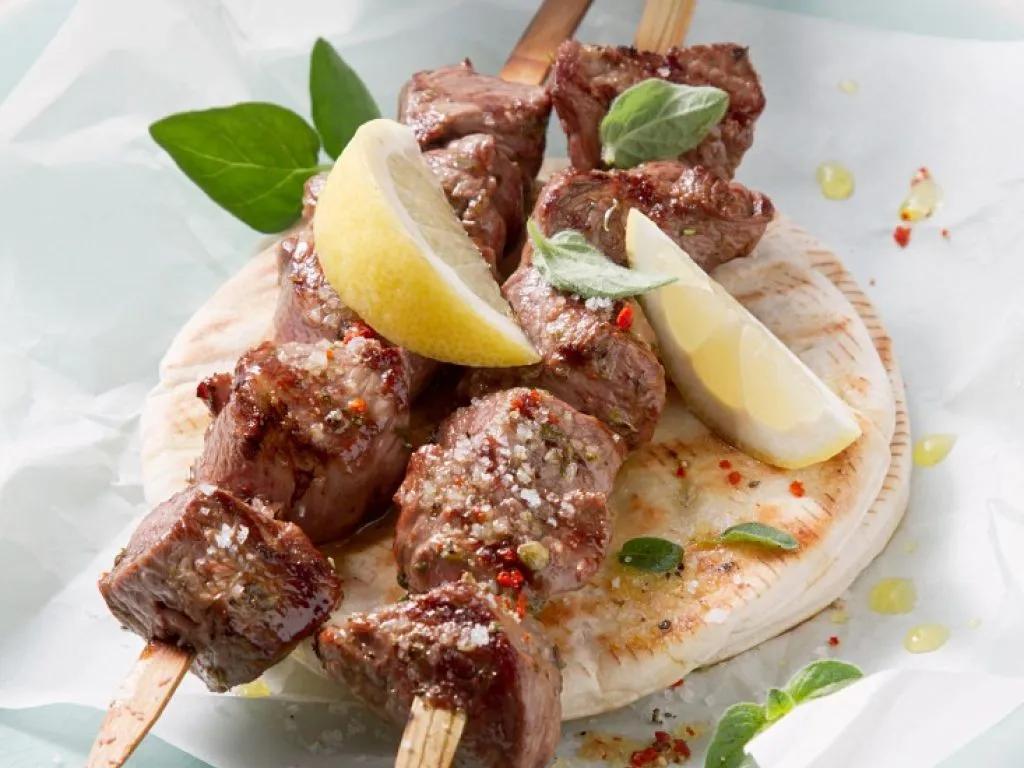 Fleischspieße aus Griechenland Rezept | EAT SMARTER