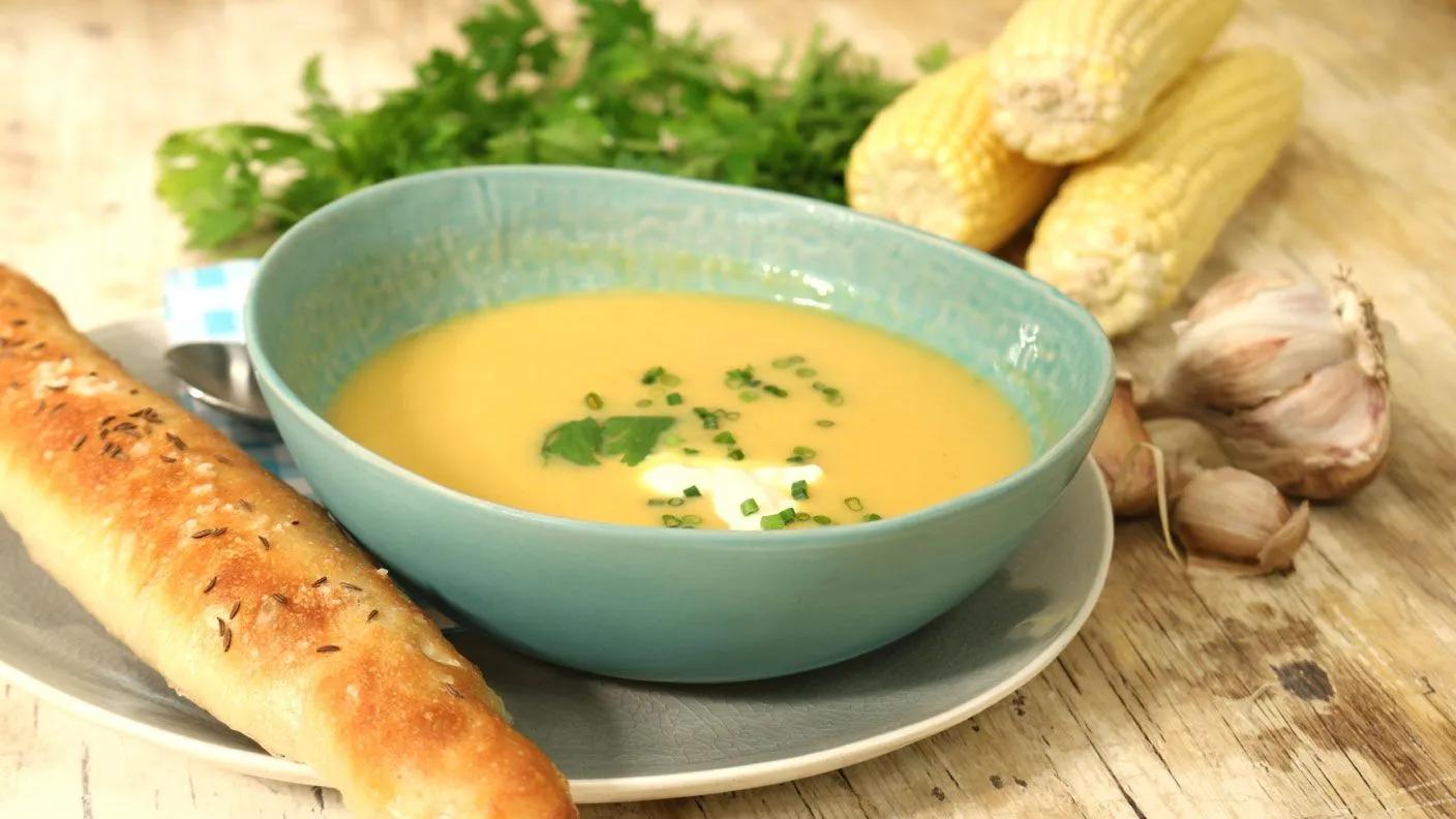 Maissuppe mit Kräutern und Dinkelstangen | Rezept | Maissuppe ...