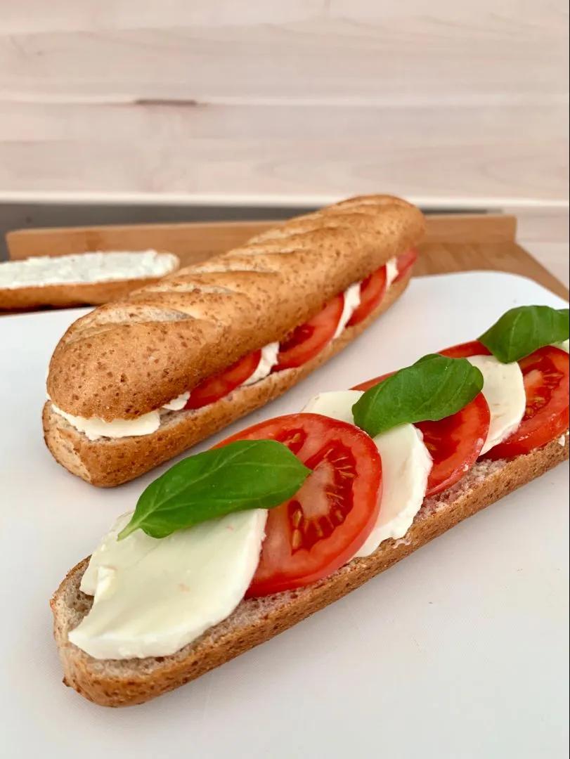 Tomate-Mozzarella-Sandwich im Baguette – OptiWelt | Rezepte, Essen und ...