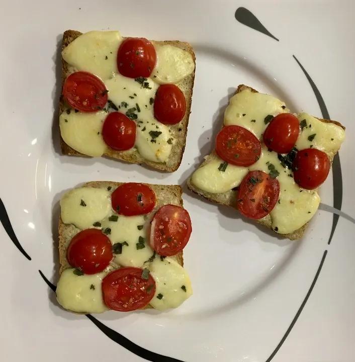 Überbackene Tomate-Mozzarella-Brote mit Crème fraîche von Anna-Muhrer ...