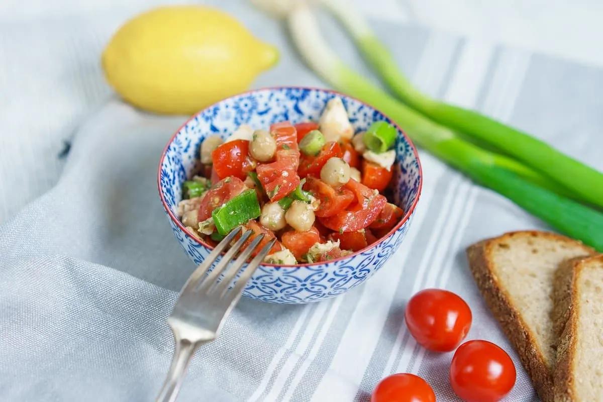 Salat mit Kichererbsen, Tomaten und Mozzarella * Tagaustagein