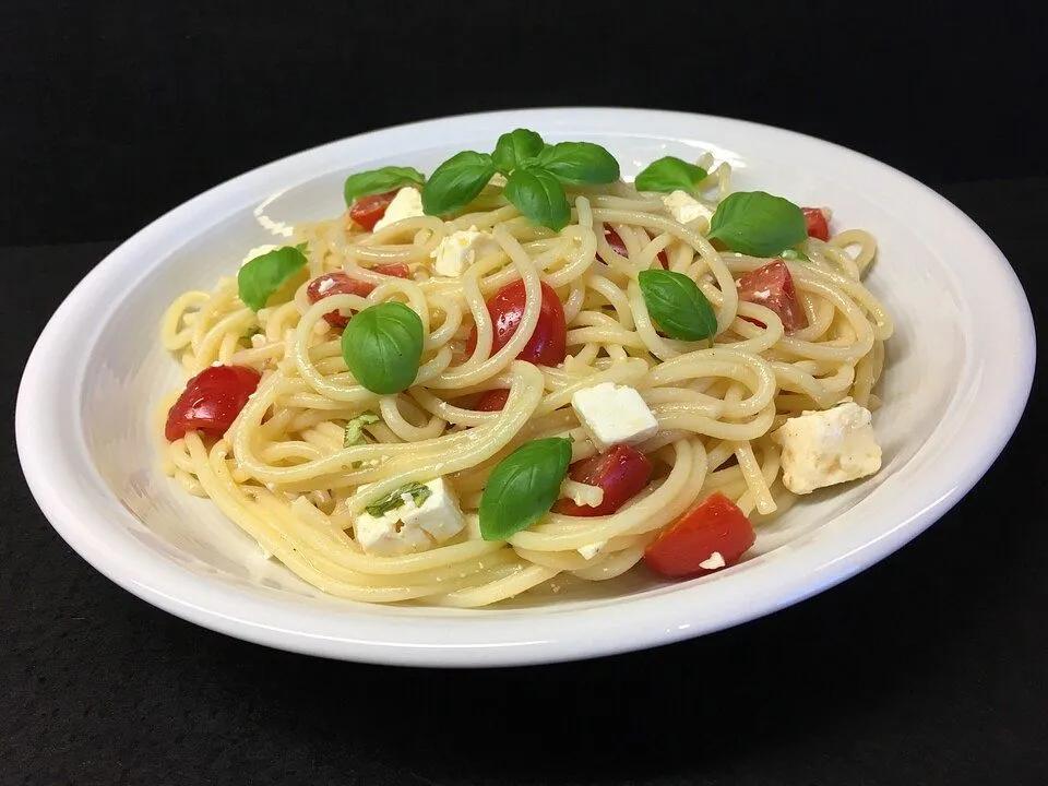 Spaghettisalat mit Tomaten, Schafskäse und Basilikum von nagelmanuela ...