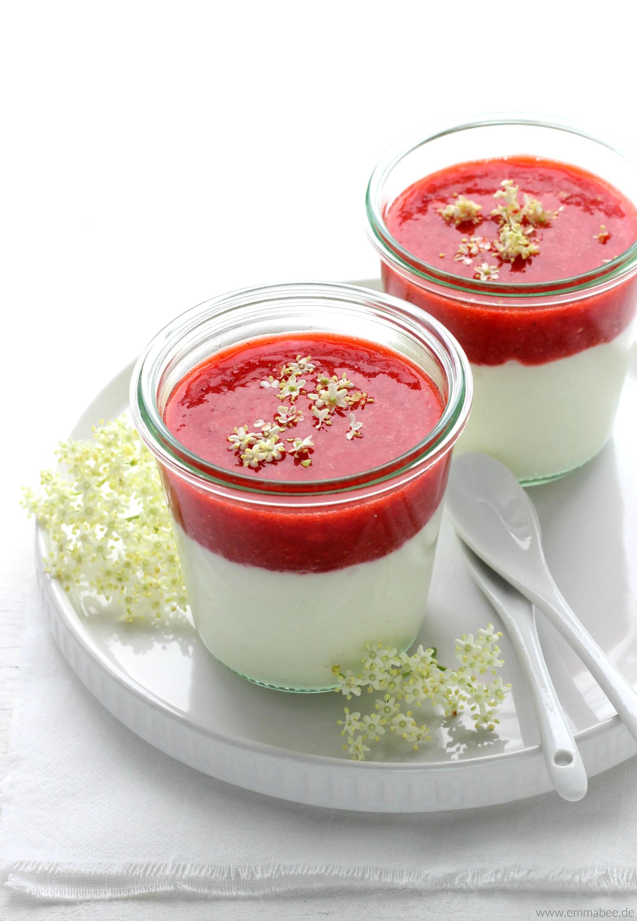 Bayerische Creme mit Erdbeeren und Holunderblütensirup | Emma Bee