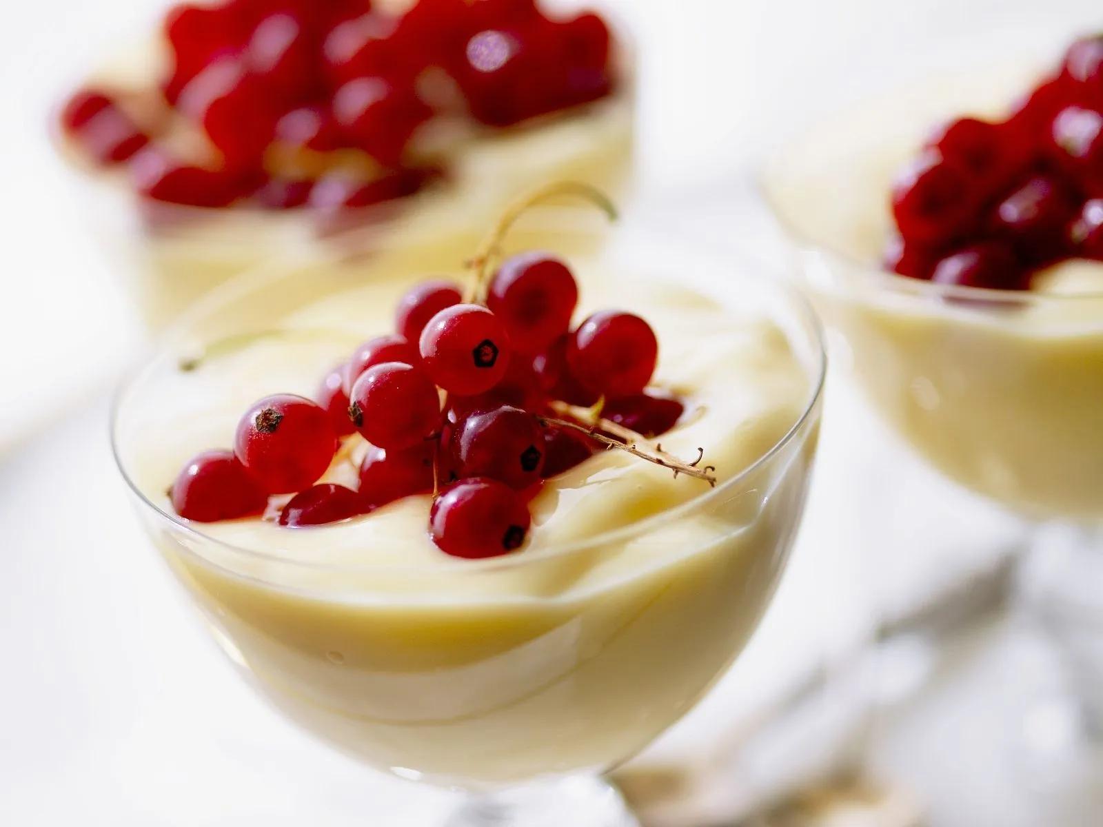 Vanillecreme mit Johannisbeeren Rezept | EAT SMARTER