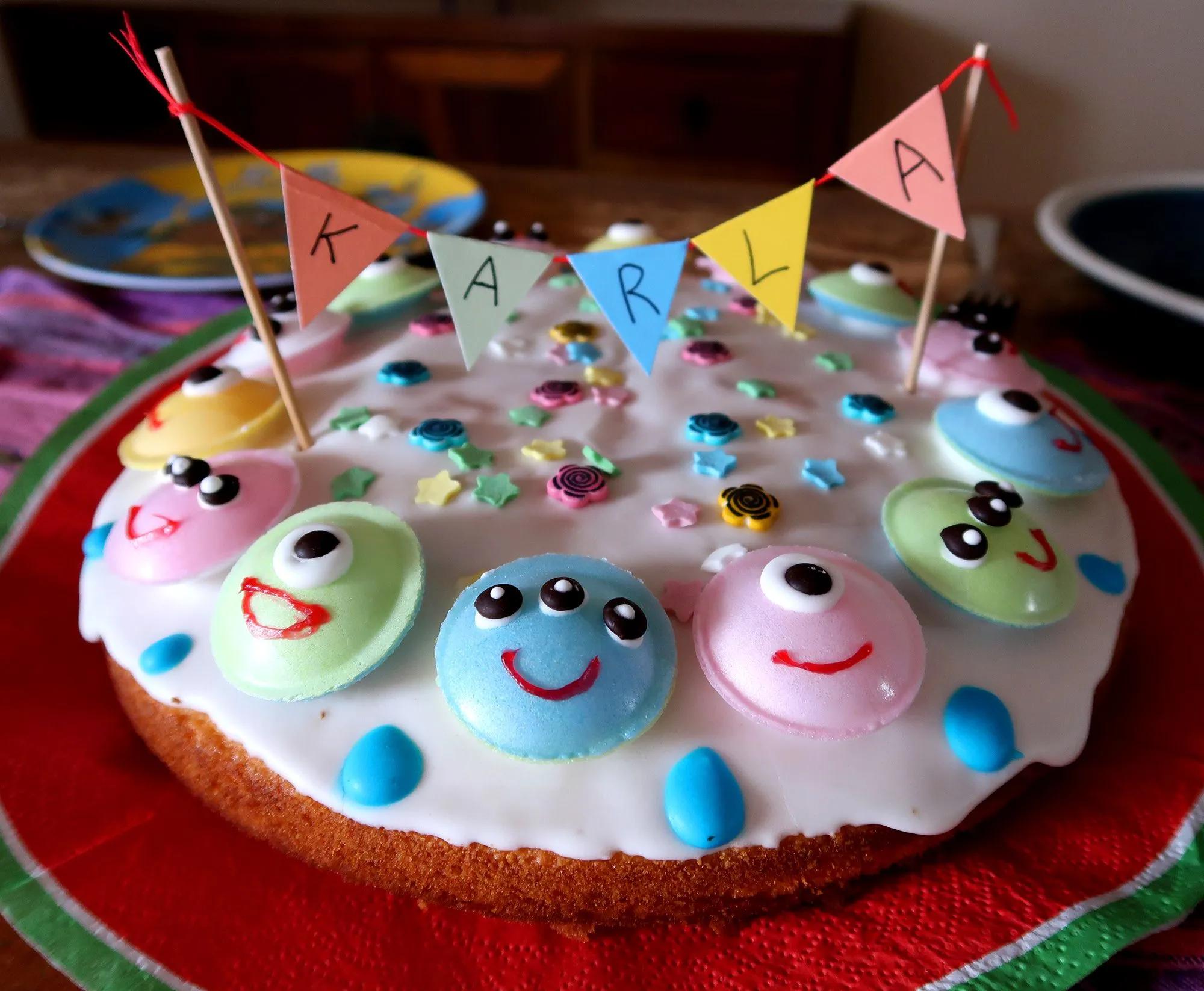 Monster-Geburtstagskuchen mit Brause-Ufos | Kindergeburtstag ...